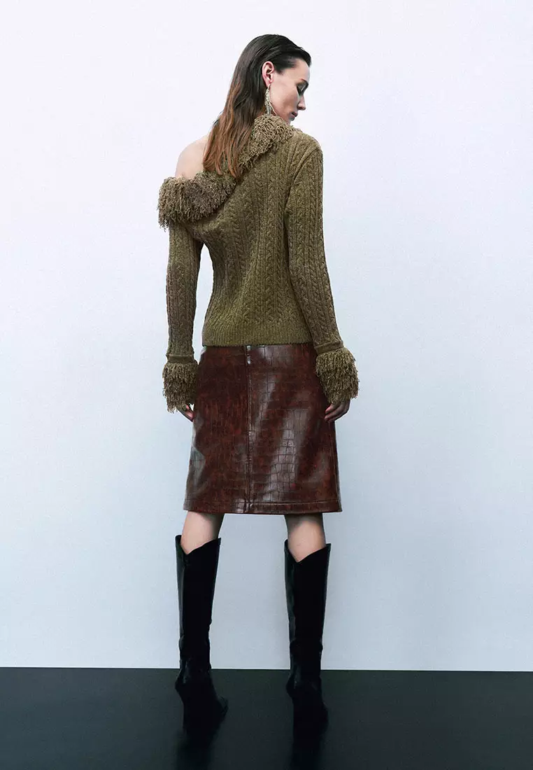 UR冬季新款女装时髦斜肩领肌理感流苏针织衫UWJ940042