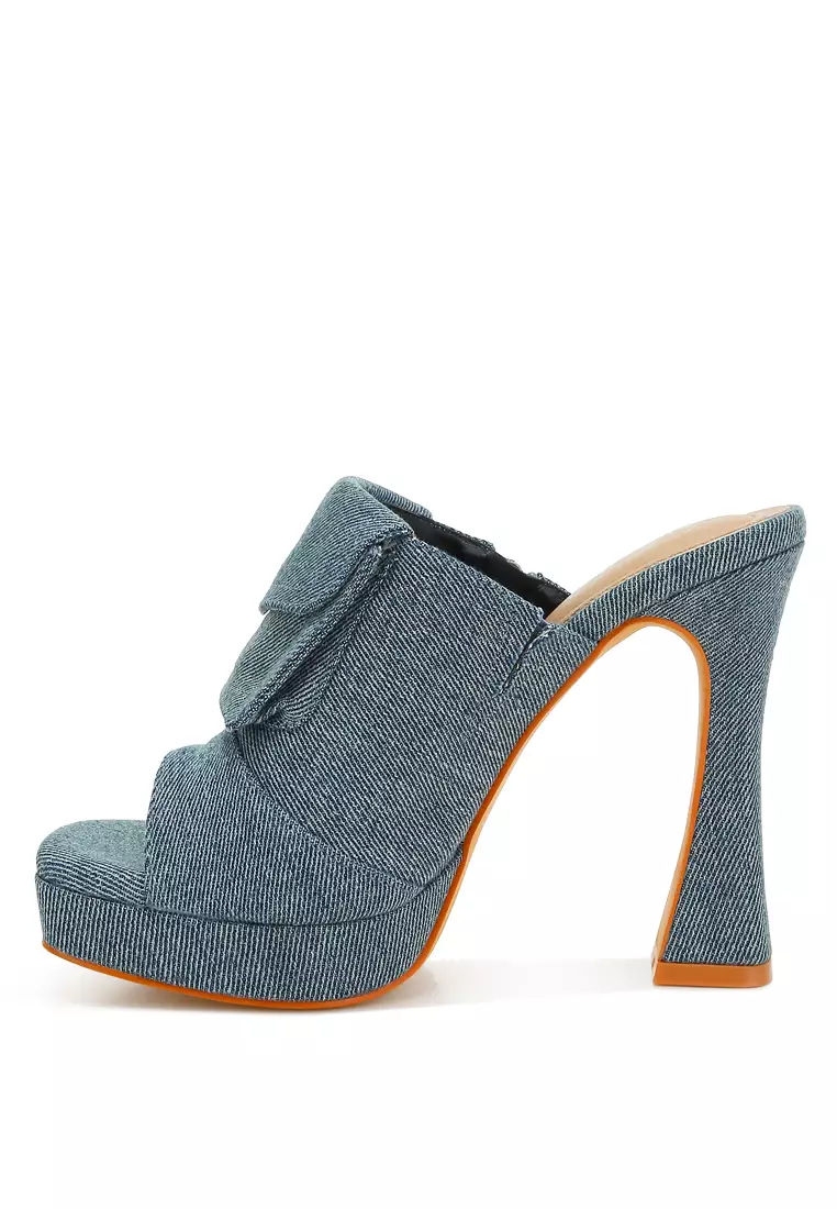 Sandal dengan detail kantong denim
