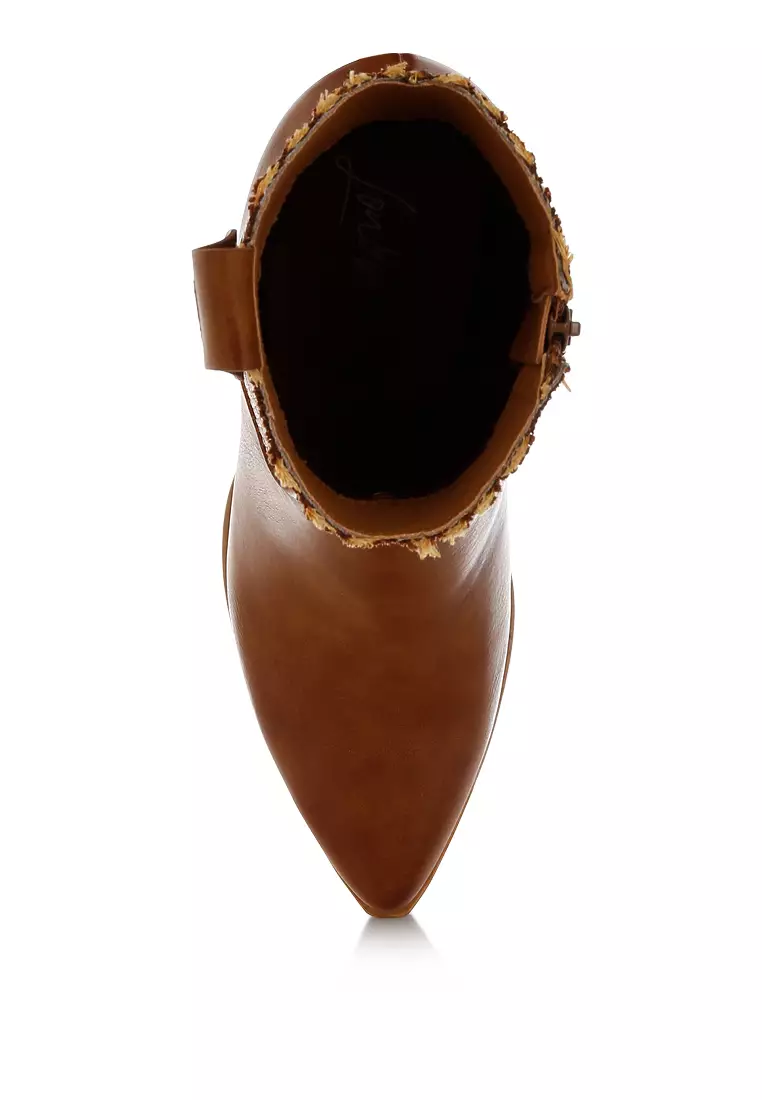 Sepatu bot koboi dari bahan rafia dan kulit imitasi berwarna cokelat