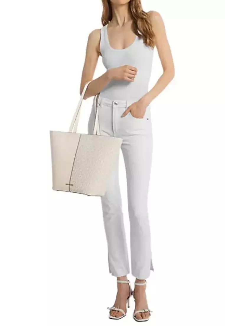 Flora Women's Shoulder Bag Cream in White 30T5GFFT3B