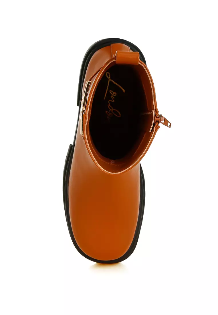 Sepatu bot dengan sabuk gesper warna cokelat