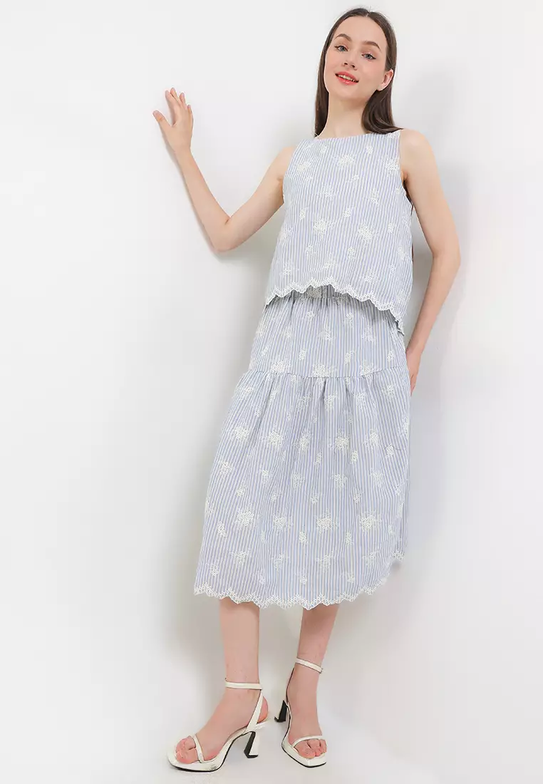 Scallop Hem Flo Emb Stipels Sleeveless Top