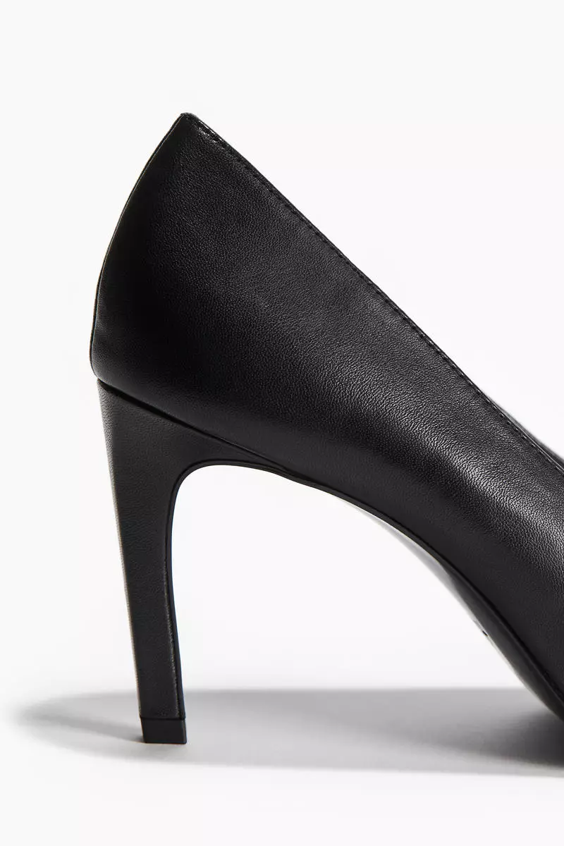 Square-toe leather court shoes