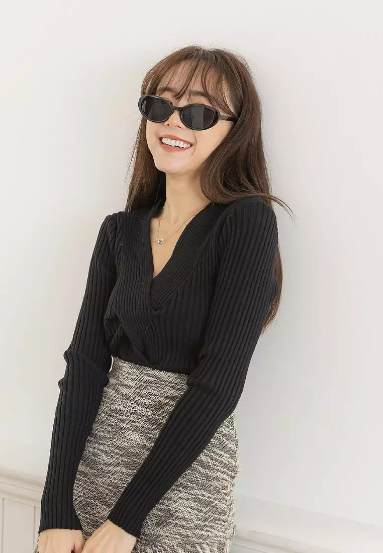 OB嚴選 性感V領造型扭結坑條針織長袖上衣《FA2625》