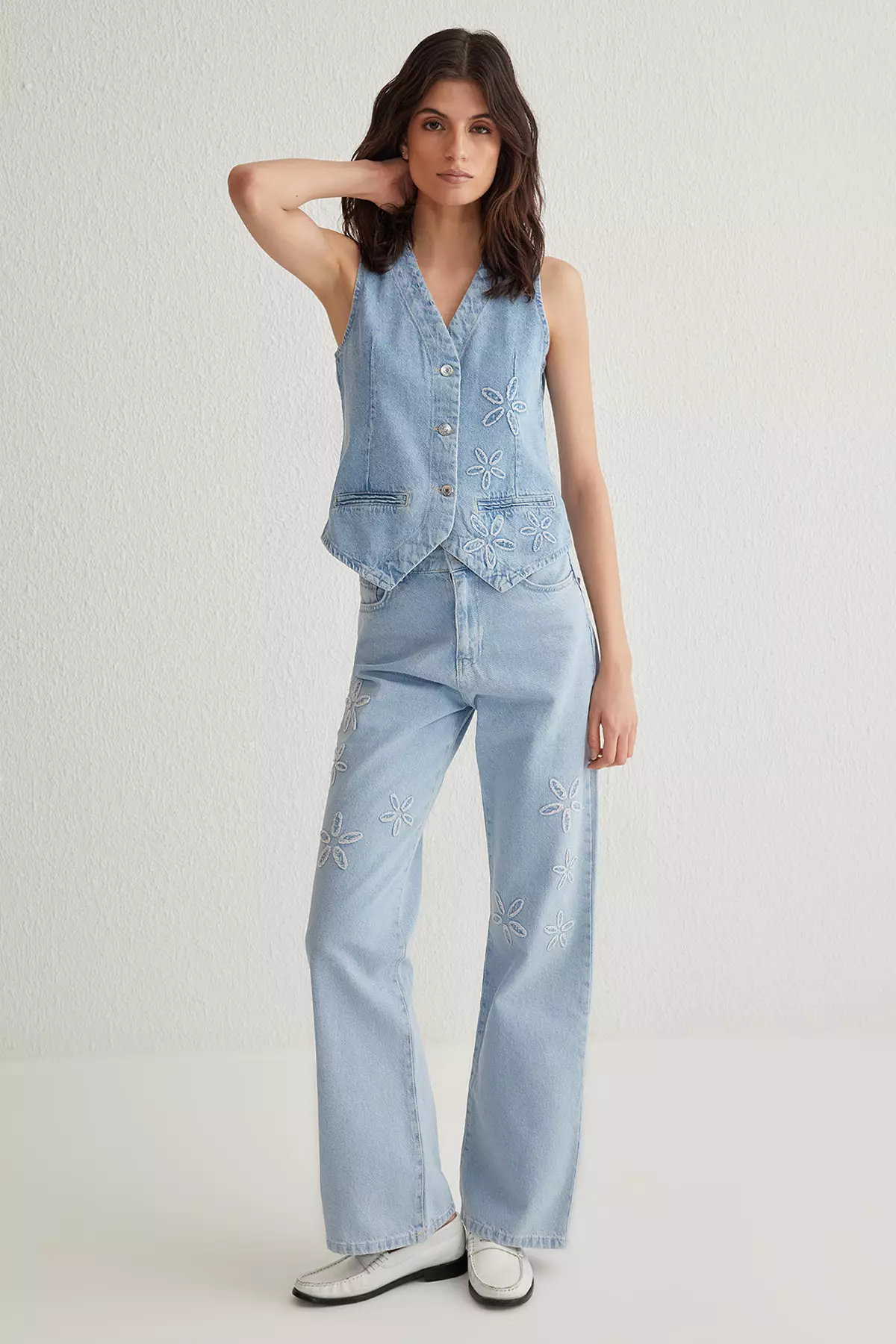 Light Blue Floral Embroidered V Neck Denim Vest TWOSS25YE00003