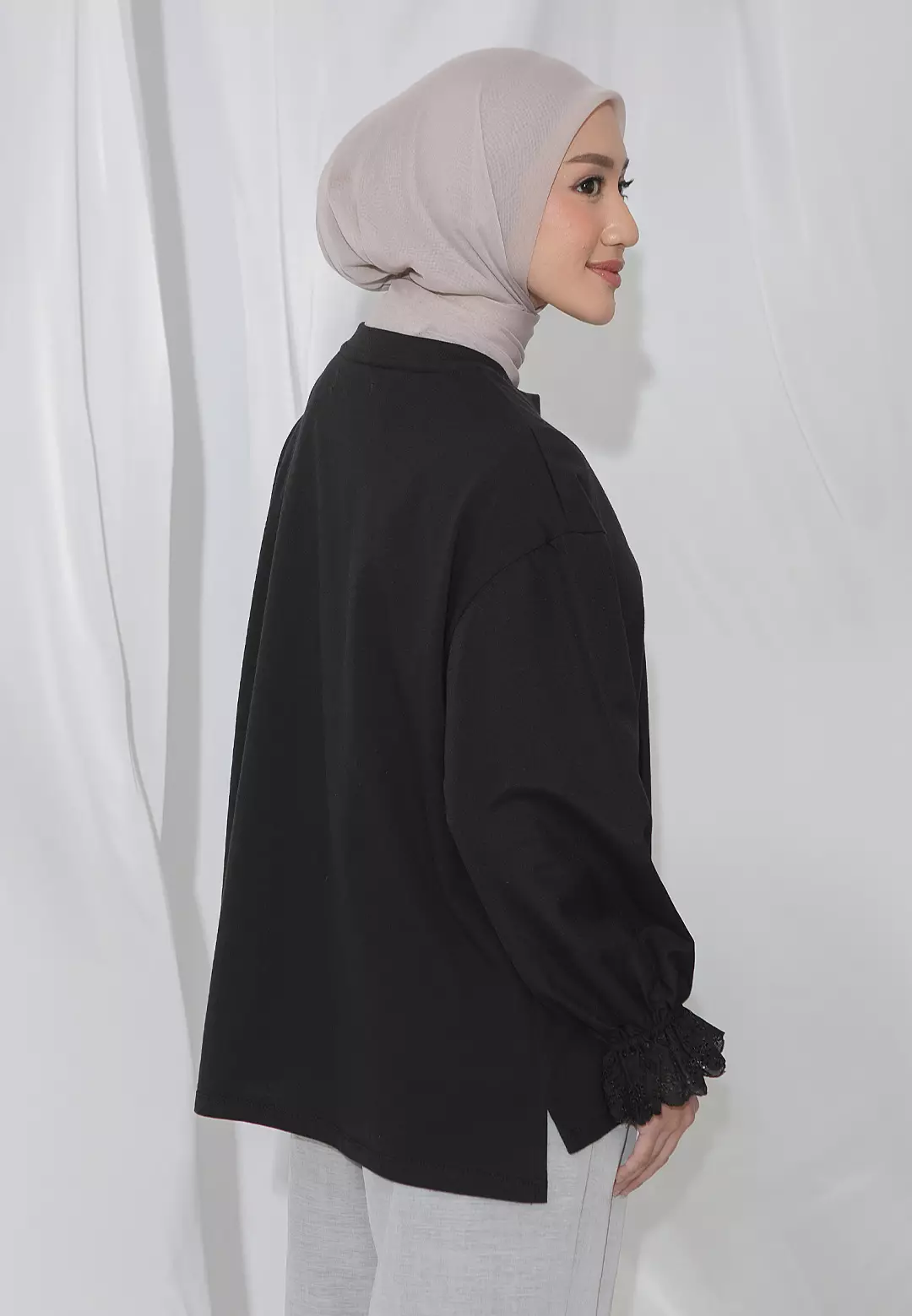 HijabChic Devara Black Top - Kaos Daily Cotton Combed Lembut Lace Lengan