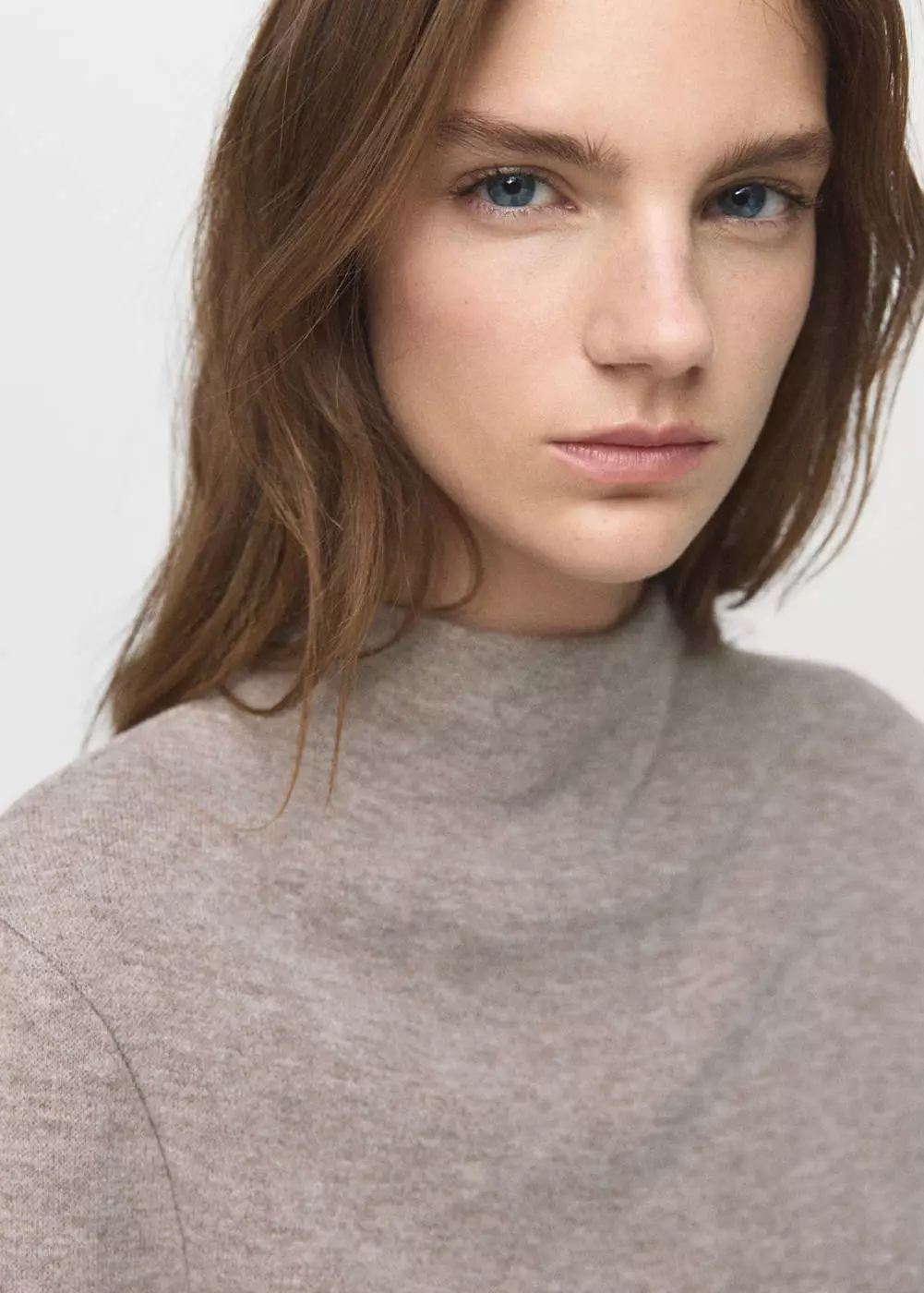 Sweater rajut halus dengan kerah perkins