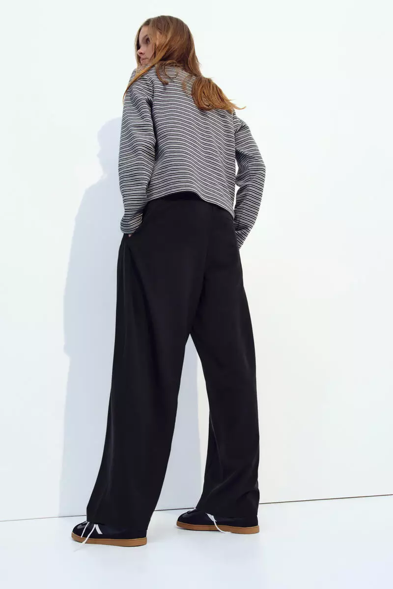 Pleated barrel trousers