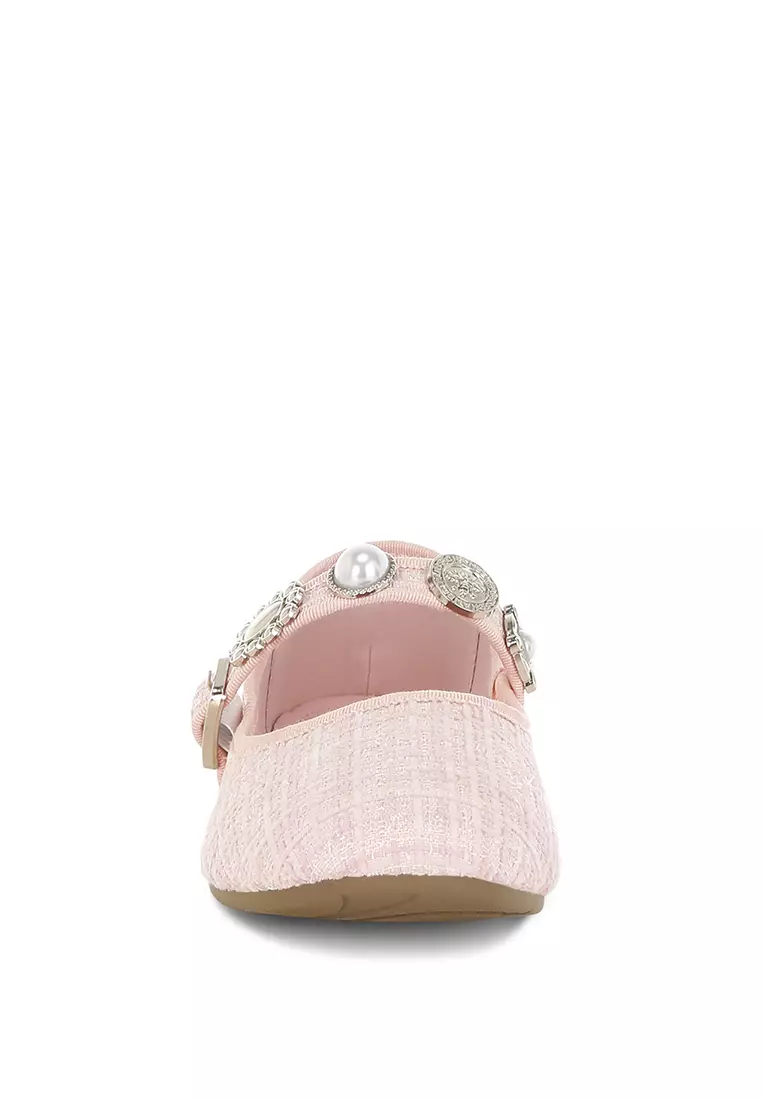 Sepatu Mary Jane dari Tweed yang Dihiasi dengan Pesona Warna Pink