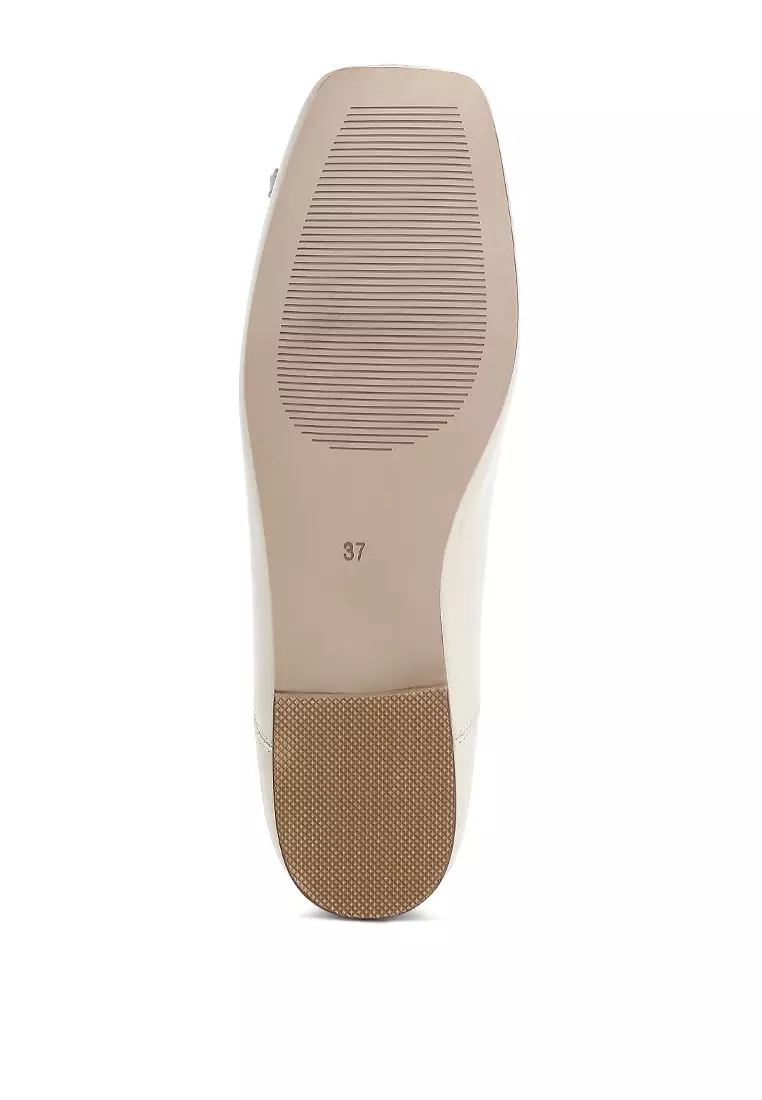 Balerina Busur Ujung Persegi dalam warna Krem