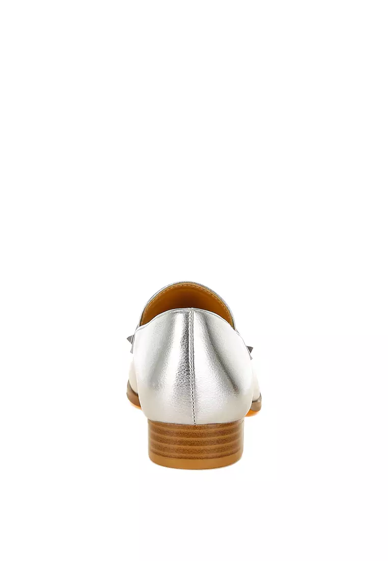 Sepatu Loafer Metalik Penny Strap dalam Warna Perak