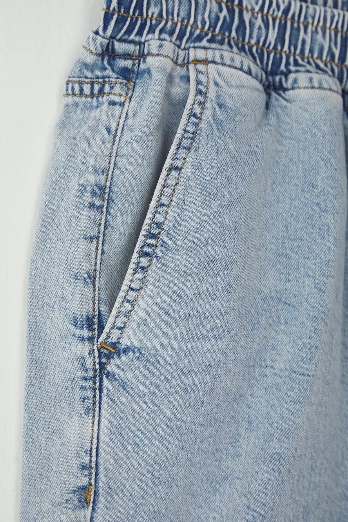 Regular Elastic Waist Denim Shorts