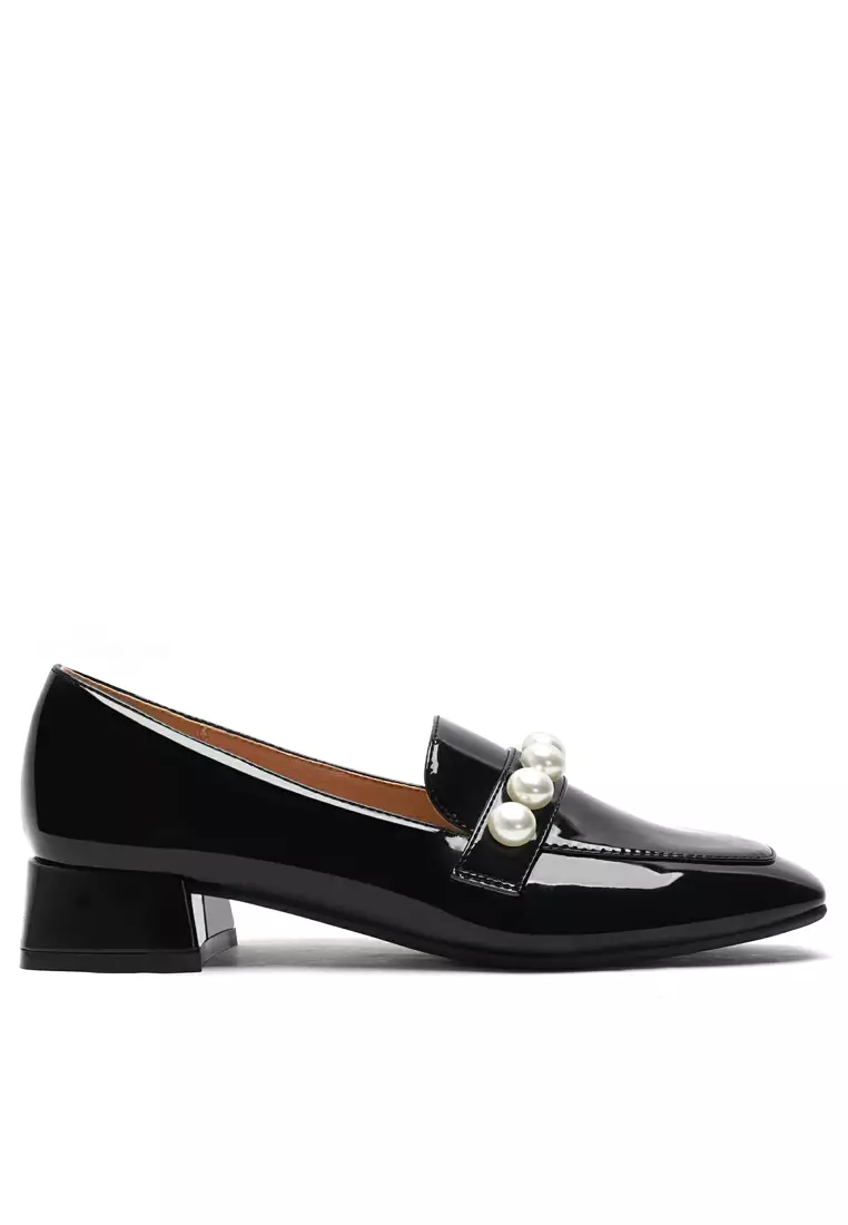 Discount on Twenty Eight Shoes  shoes - SKU: Patent Leather Pearl Buckle Low Heel Loafers 931-3