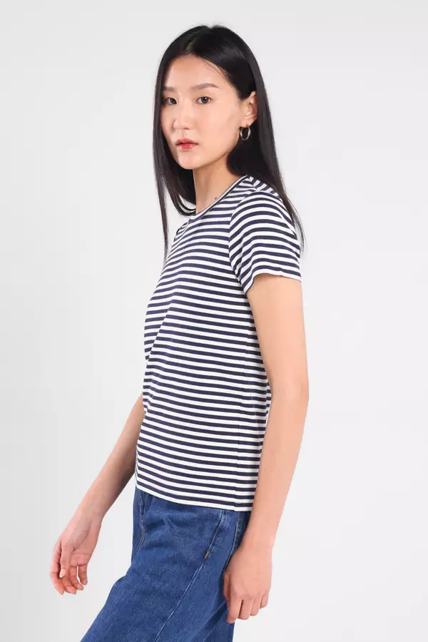 Minimal x Sarah Azka - Emma - T-Shirt Lengan Pendek Motif Garis - Navy Warna Navy
