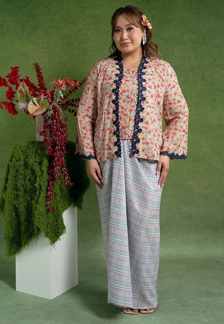 Eryna Plus size Kebaya with Pareo Skirt Set