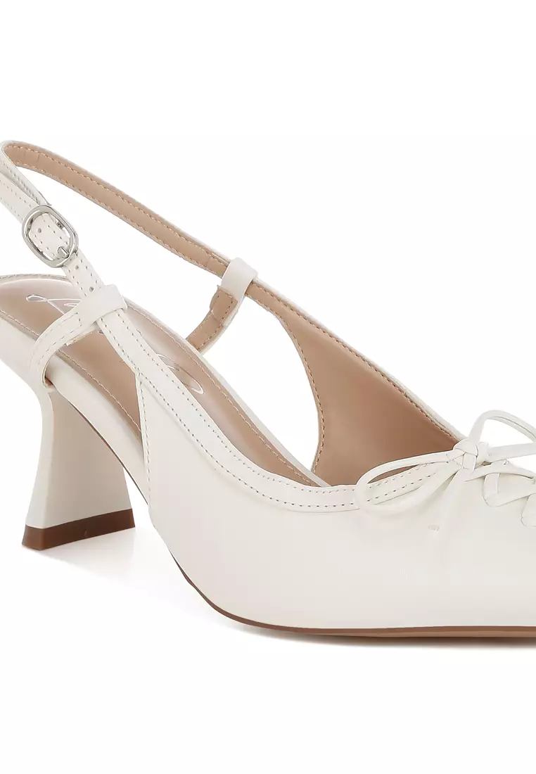 Sepatu Slingback Runcing dengan Tumit Kucing dalam Warna Putih