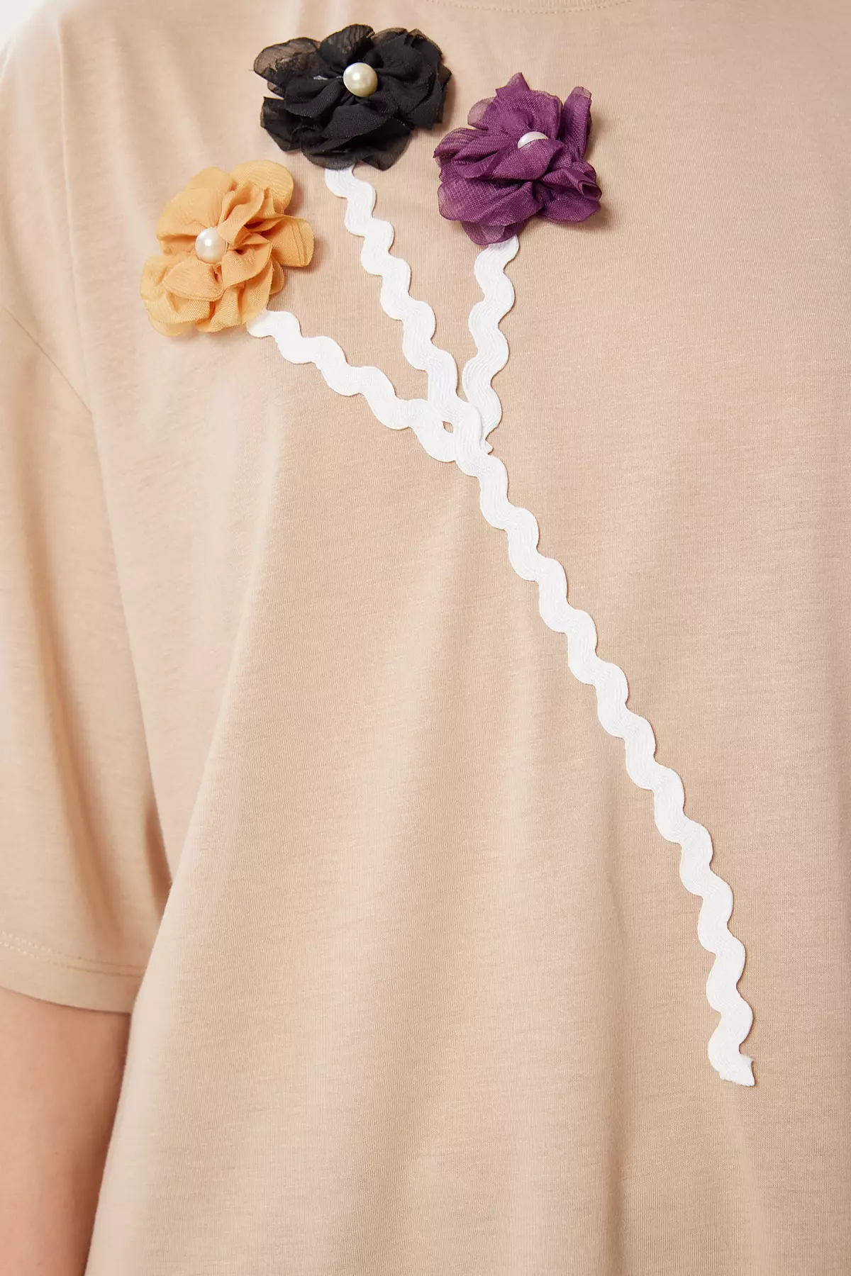 Women's Beige Floral Detailed Back Low-Cut Knitted T-Shirt Tp00086