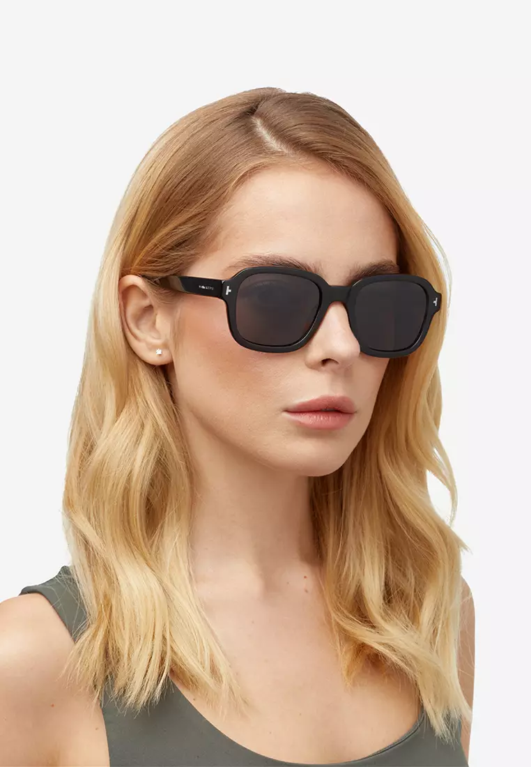 HAWKERS POLARIZED Black Dark TWIST Sunglasses for Men and Women, Unisex. UV400 Protection. Official Product designed in Spain