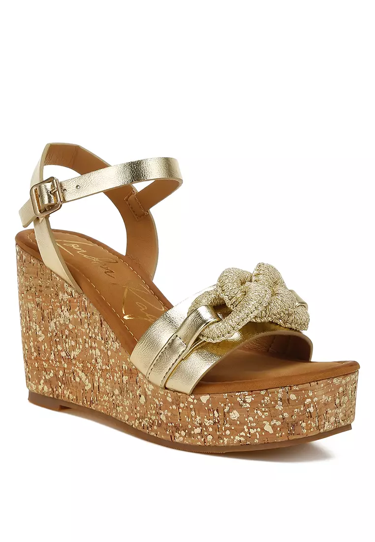 Sandal Wedge Detail Chain Link dalam Warna Emas