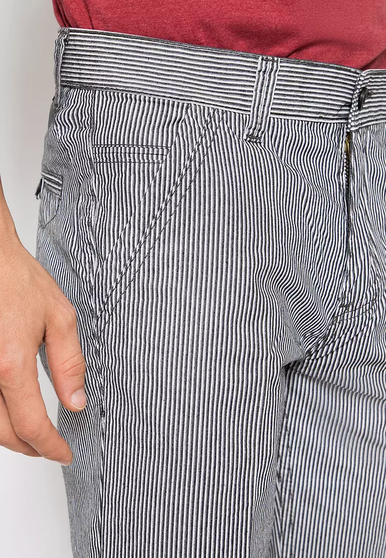 LGS - Celana Pendek Casual Pria Warna Abu-Abu Motif Garis-Garis Reguler Fit - CSS.440.054.105.C