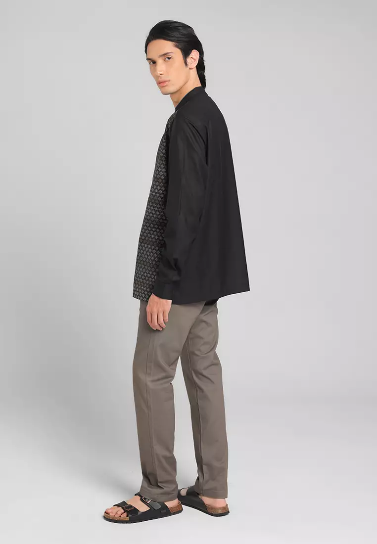 MANZONE X Adipati Dolken - Kemeja Koko Lengan Panjang Pria Bora Comfort Fit - Black Warna Black
