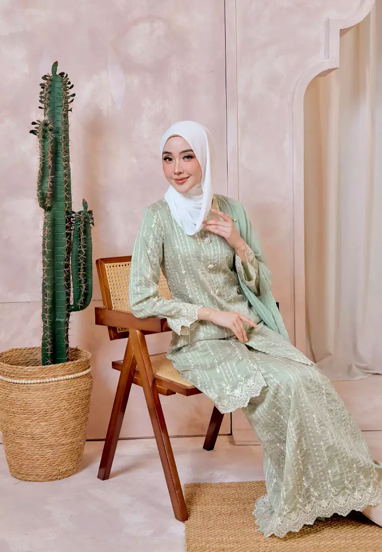 Permata Embroidery Long Kebaya with Kipas Belakang Skirt