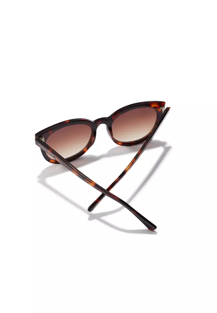 HAWKERS Carey Brown RESORT Sunglasses for Men and Women, unisex. Official product designed in Spain