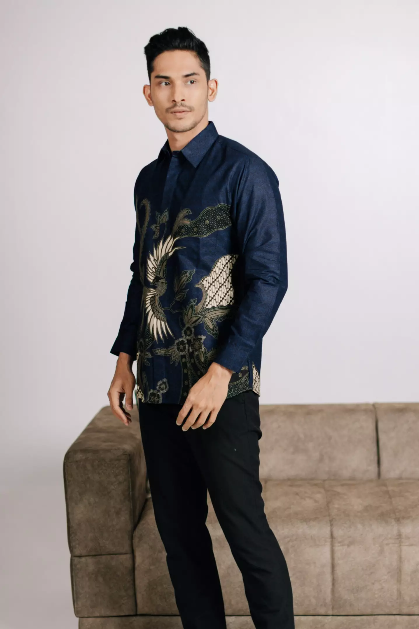Adyatma Dewangga Navy Kemeja Batik Slim Fit Pria Lengan Panjang Katun