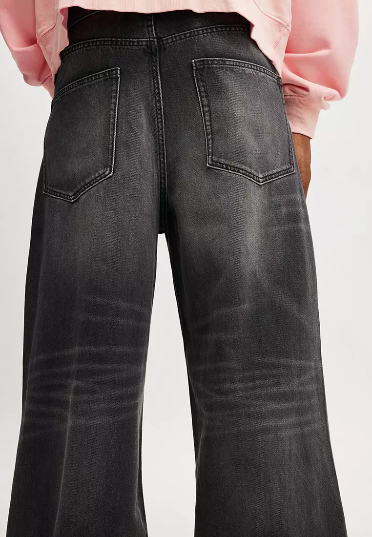 Yalangoch holda paypoq kiygan ayollarning striptizi