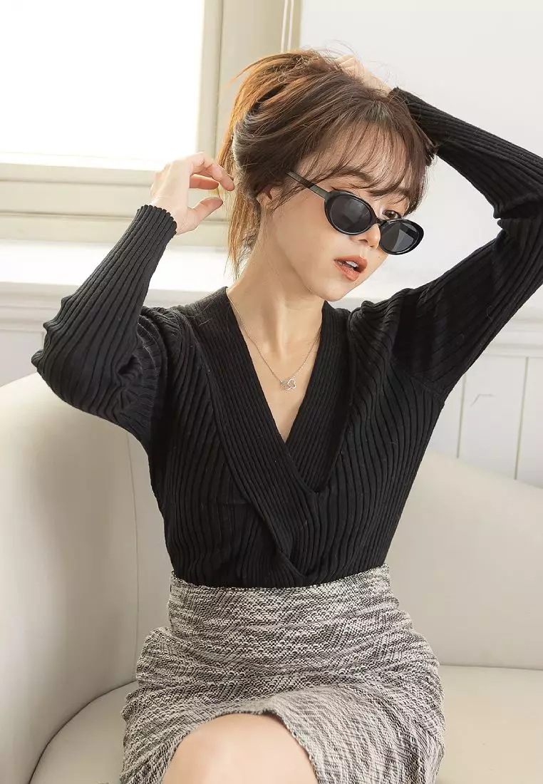 OB嚴選 性感V領造型扭結坑條針織長袖上衣《FA2625》
