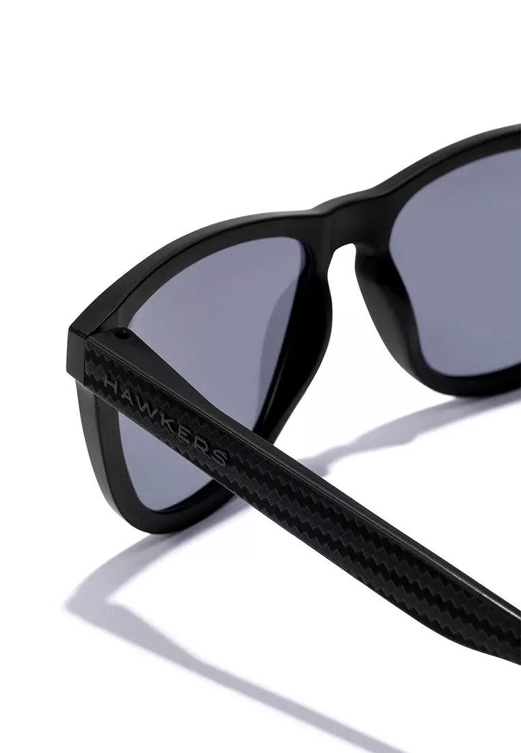 HAWKERS POLARIZED Dark ONE CARBONO RAW. Sunglasses for Men and Women, Unisex. UV400 protection. Official product designed and made in Spain. HONR21NBTP