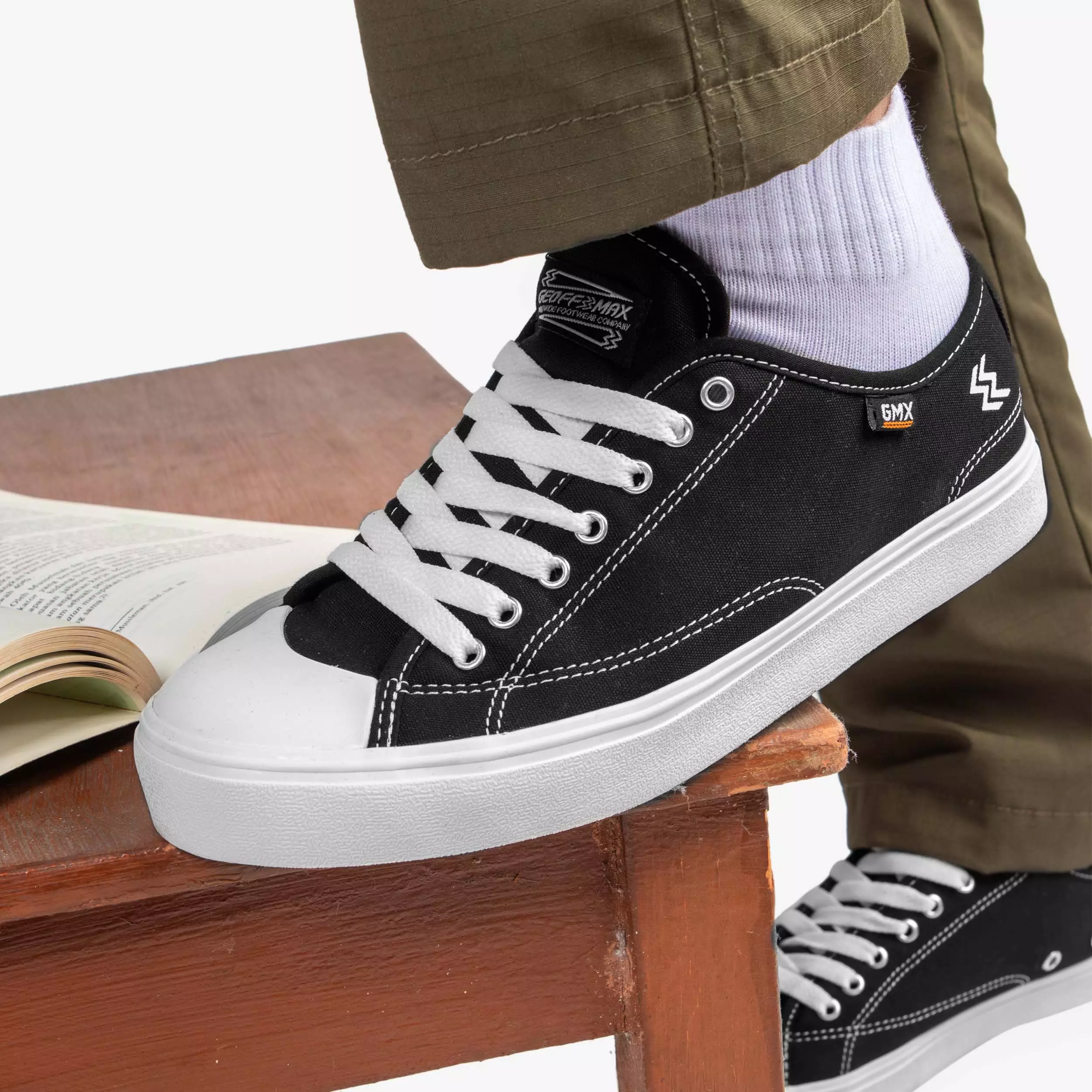 harga sepatu geoff max footwear