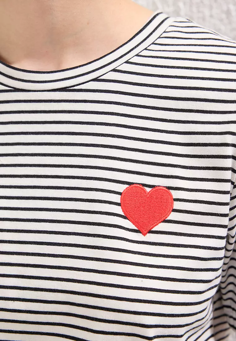 Black Heart Embroidered Regular Pattern Knitted T-Shirt TWOSS25TS00141