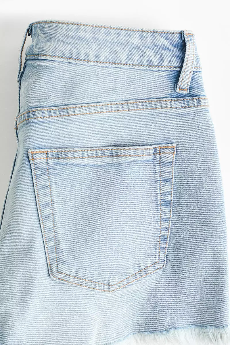 Frayed denim shorts