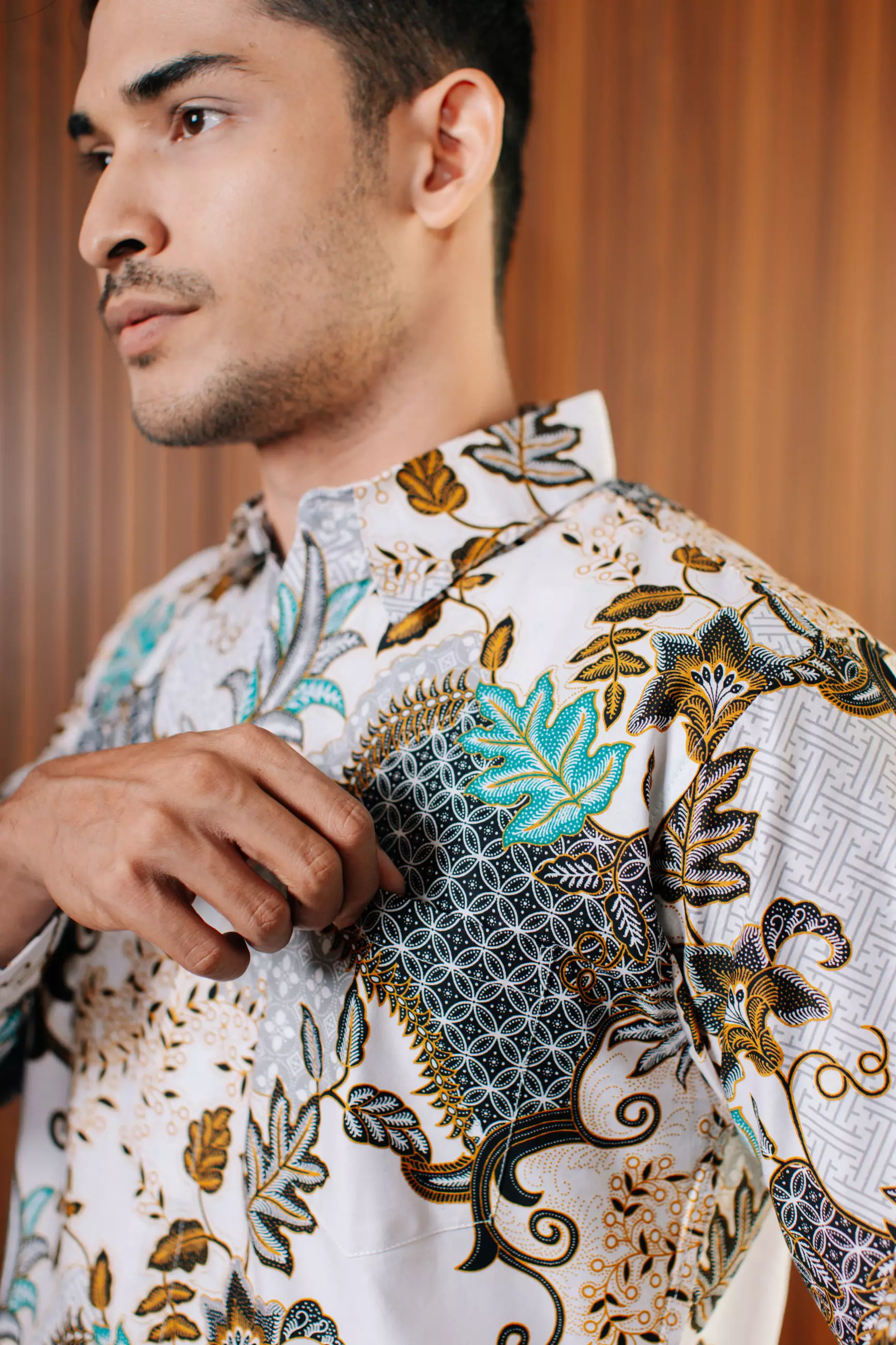 Adyatma Lavina White Putih Kemeja Batik Slim Fit Pria Lengan Panjang Katun