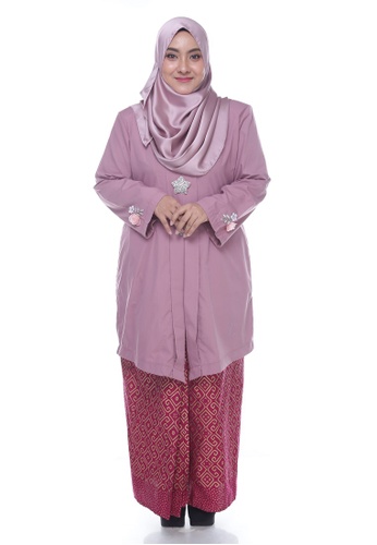 Buy Nayli Plus Size Dusty Pink Kebaya Labuh from Nayli in Red and Pink and Gold at Zalora