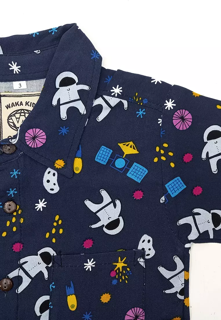 Wakakids Kemeja Anak Laki Laki Usia 1 Tahun Hingga 6 Tahun Atasan Baju Kerah Collar Pattern Shirt Motif Astronot Space Full Printing 4320 Vensk