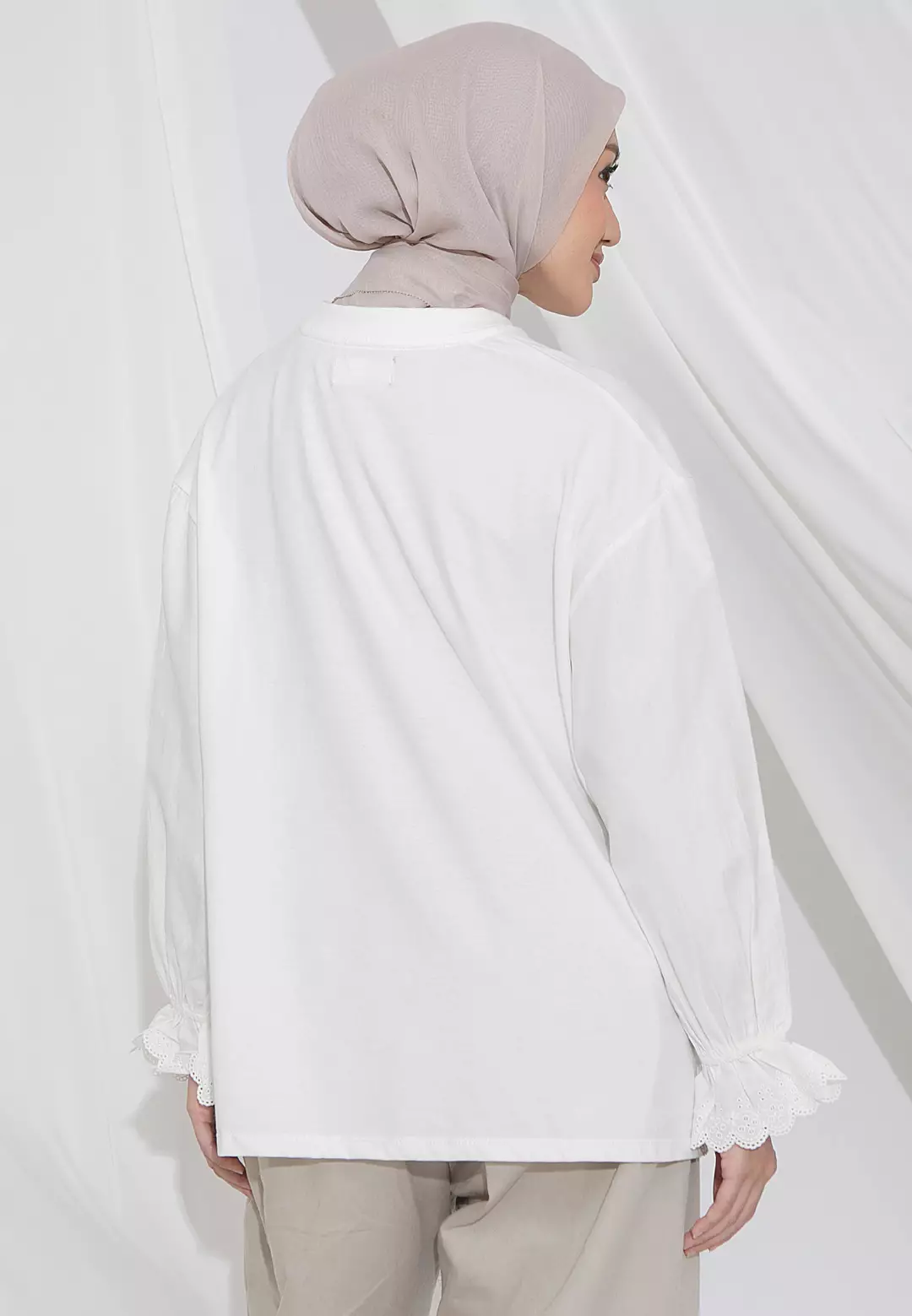 HijabChic Devara Broken White Top - Kaos Daily Cotton Combed Lembut Lace Lengan