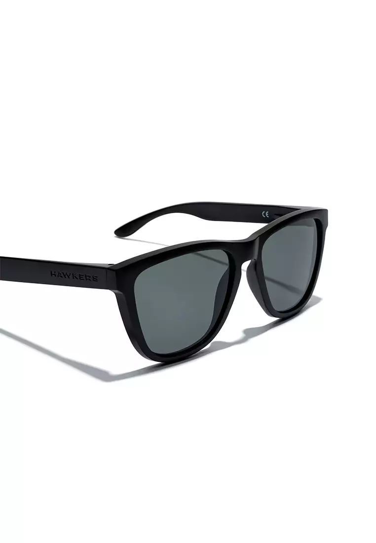 HAWKERS POLARIZED Black Dark ONE RAW. Sunglasses for Men and Women, Unisex. UV400 protection. Official product designed and made in Spain. HONR21BBTP