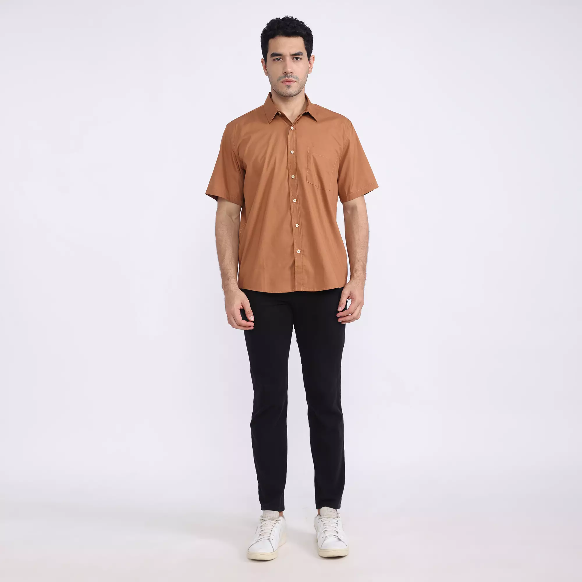LARUSSO Kemeja Poplin Slim Fit Pria Lengan Pendek - Mocha