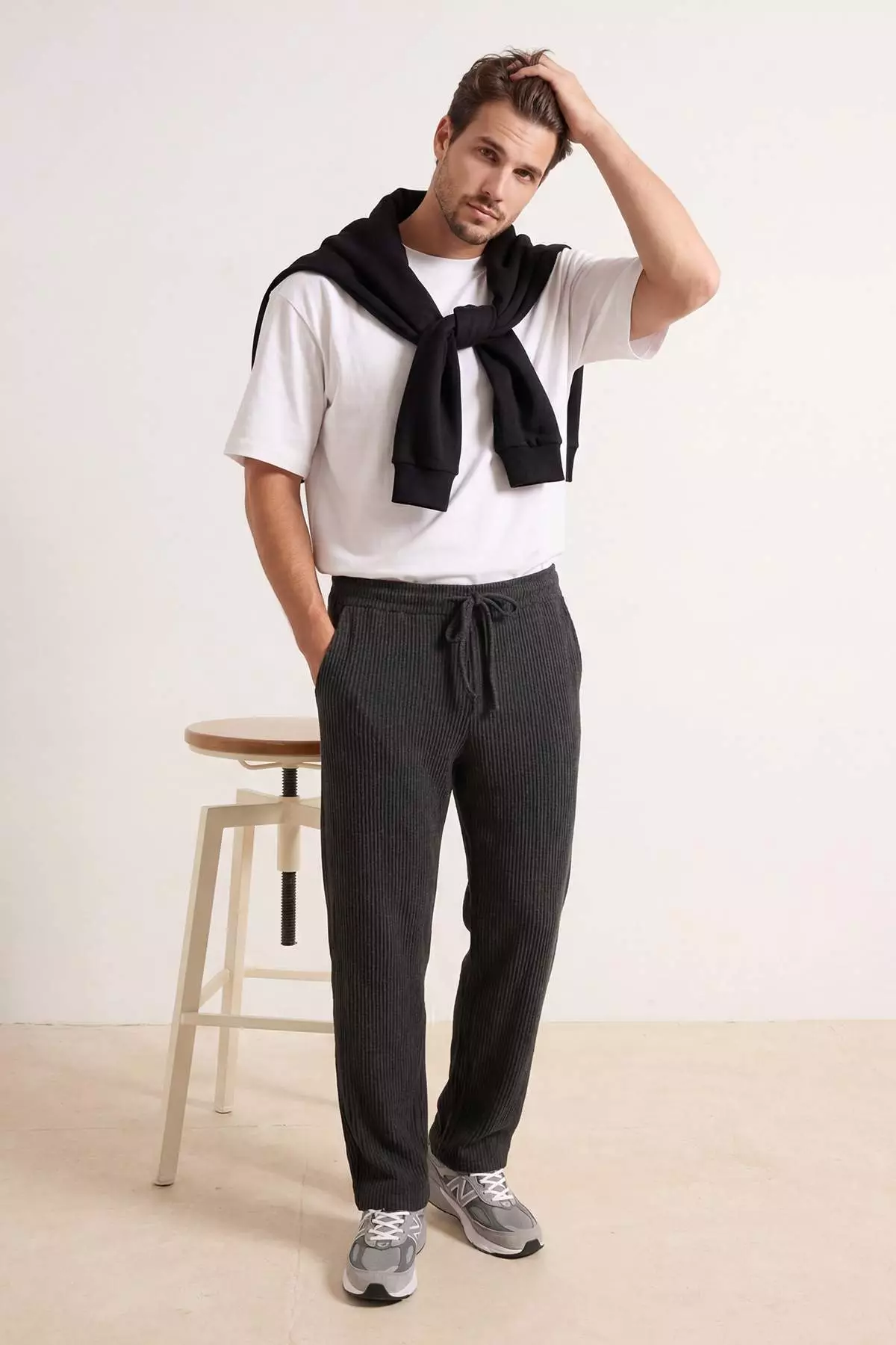 Black Straight Cut Textured Open Leg Sweatpants Tmnss25Ea00008