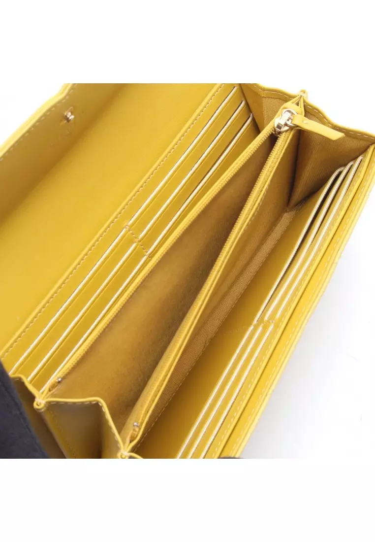 Pre-Loved Chanel CC filigree Bi-fold Long Wallet Caviar skin leather yellow gold hardware