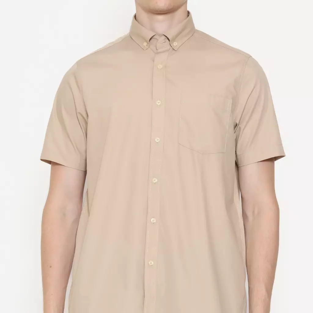 Lawell Kemeja Pria Polos Lengan Pendek Regular Fit – DESMOND-MSRF-SAN | Sand | Easy Care, Wrinkle Resistant