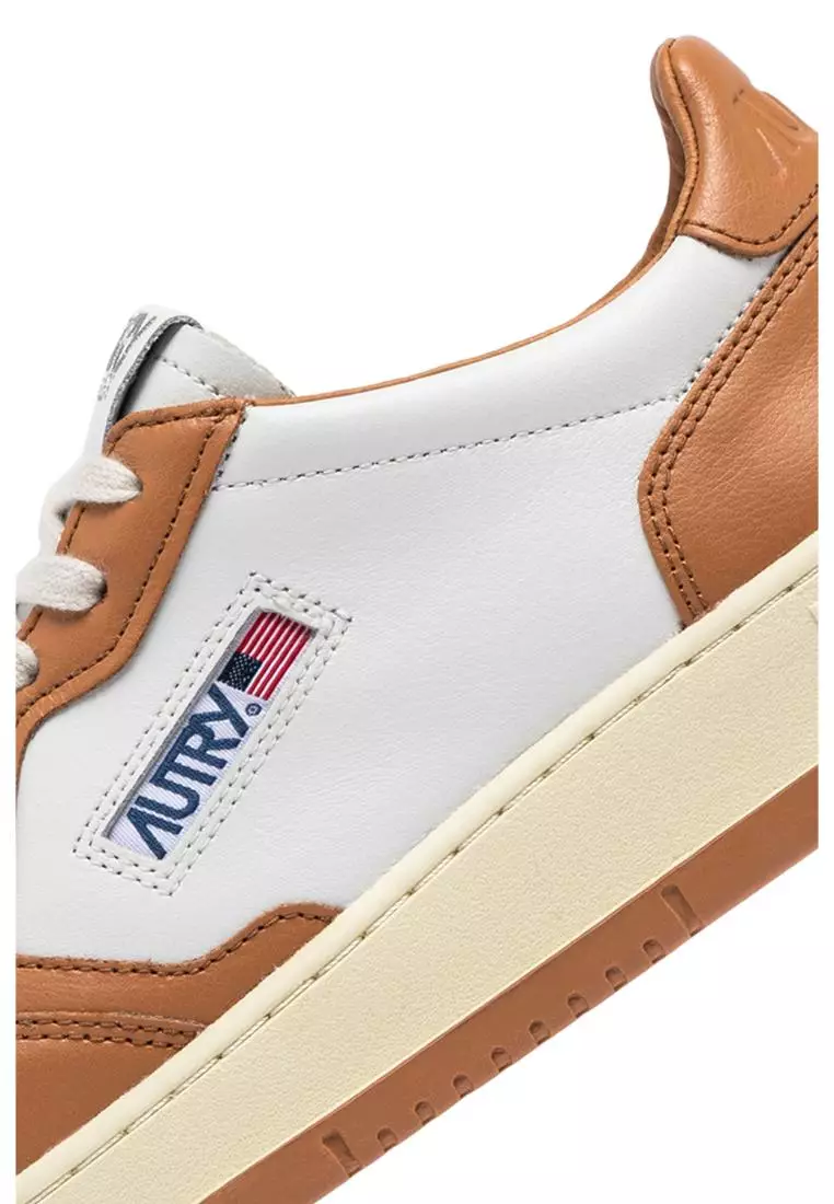 AUTRY - MEDALIST LOW BICOLOR SNEAKERS IN WHITE AND SAND STORM LEATHER