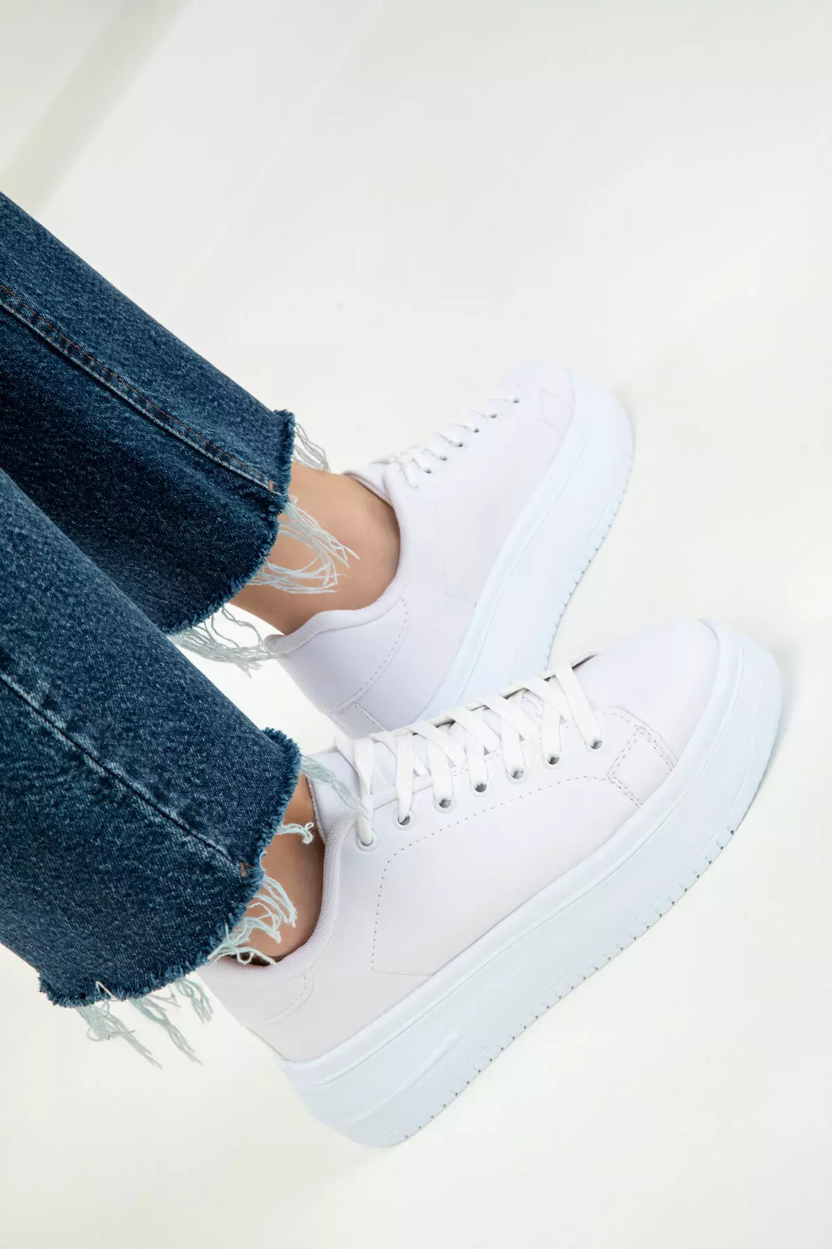 19683 Model White Women's Sneakers