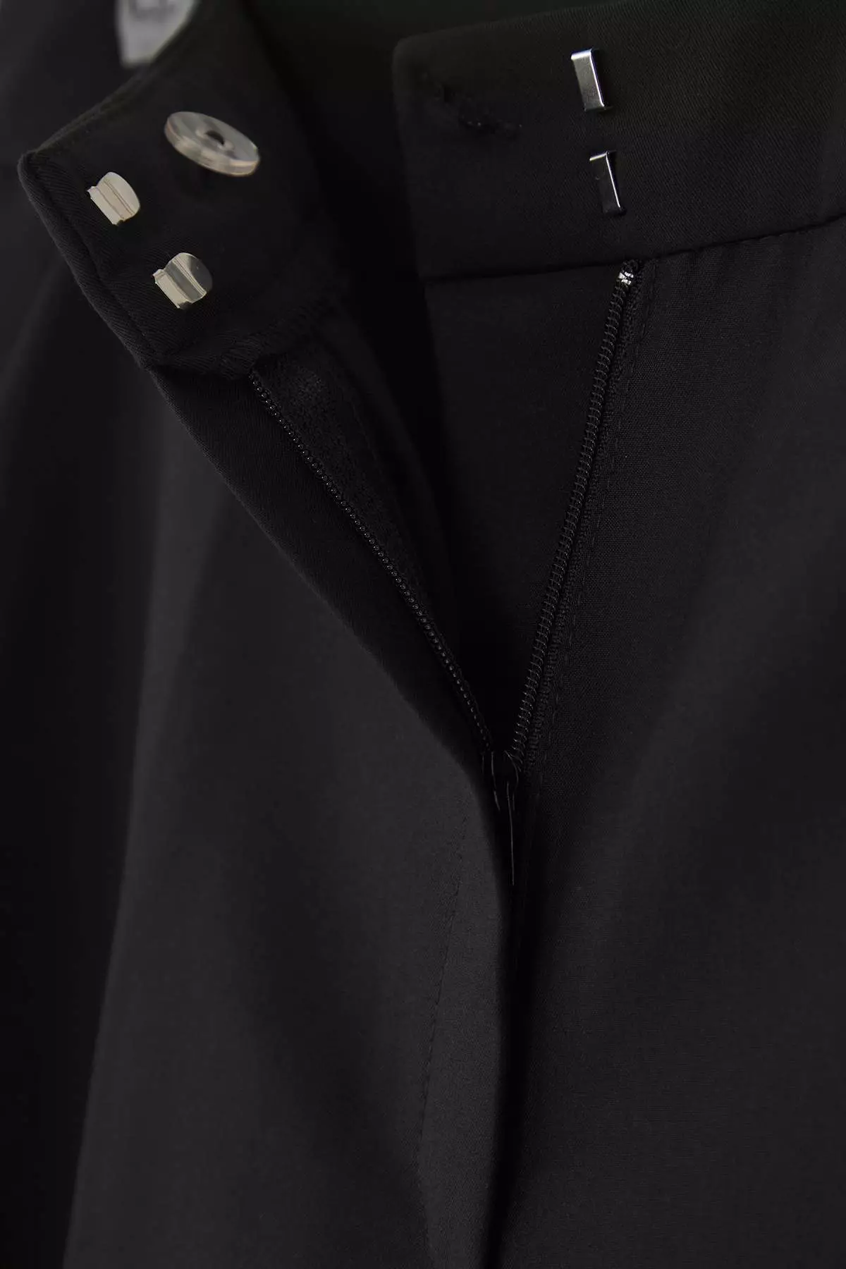 Black Wide Leg And Carrot Fabric Trousers With Button Detail Twoaw26Pl00032