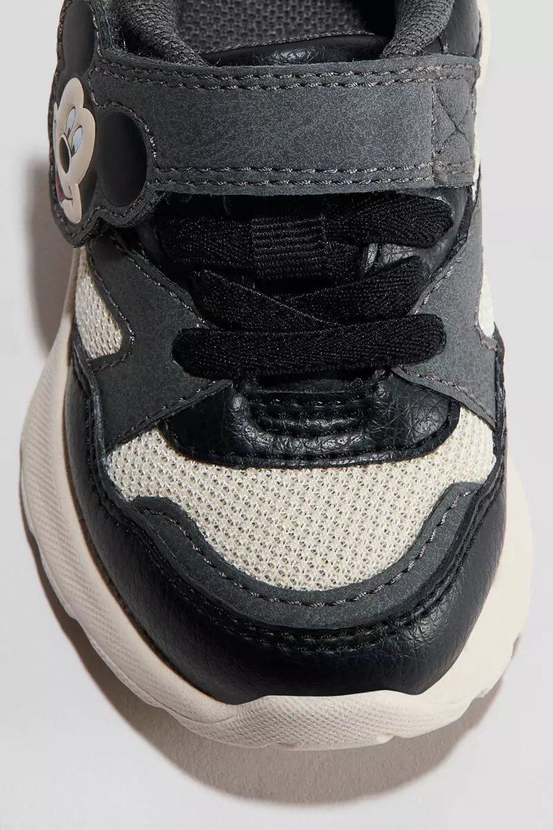 Block-coloured trainers