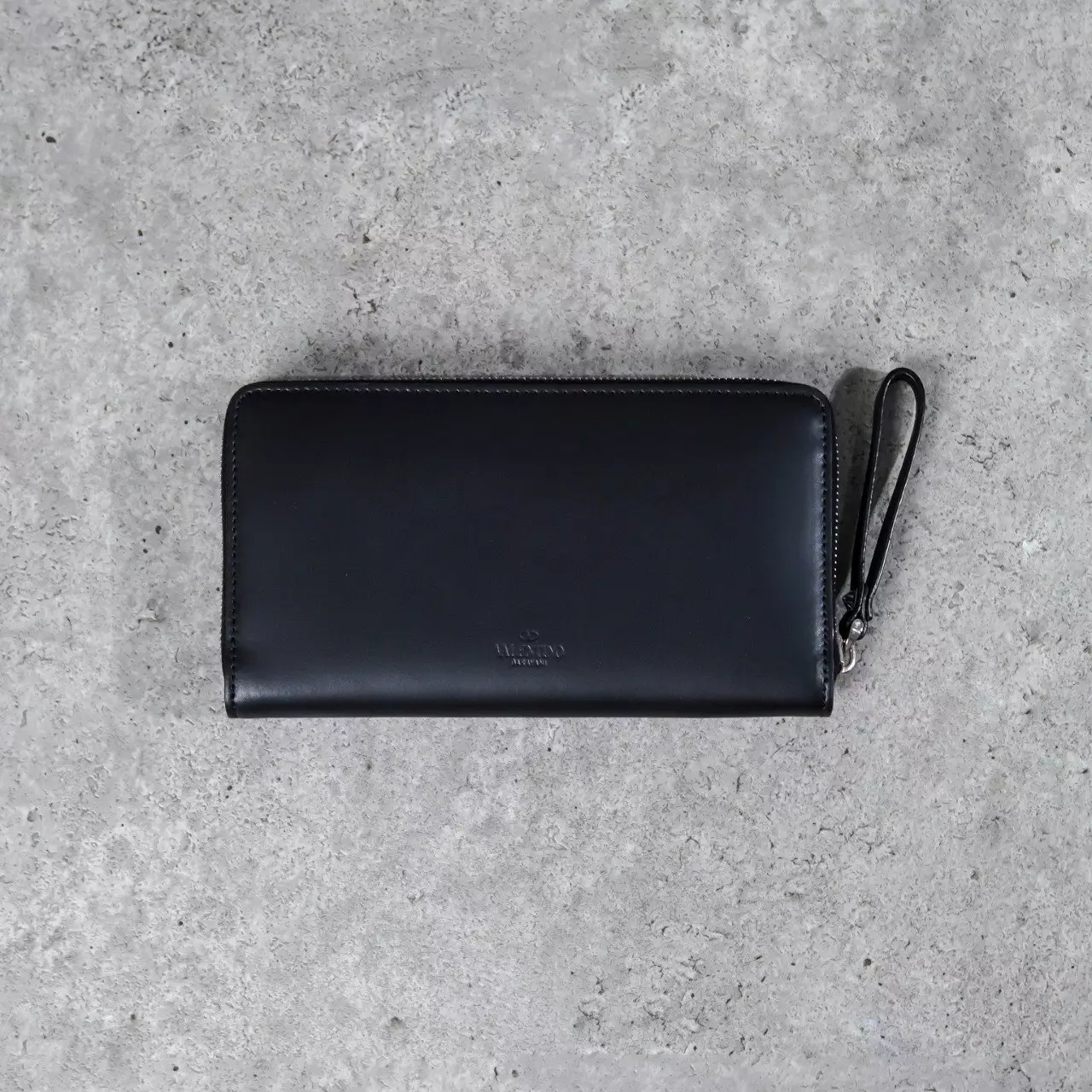 Dompet VALENTINO VLTN TEXT ALL BLACK ZIP LONG WALLET WITH HANDLE 100% ORIGINAL