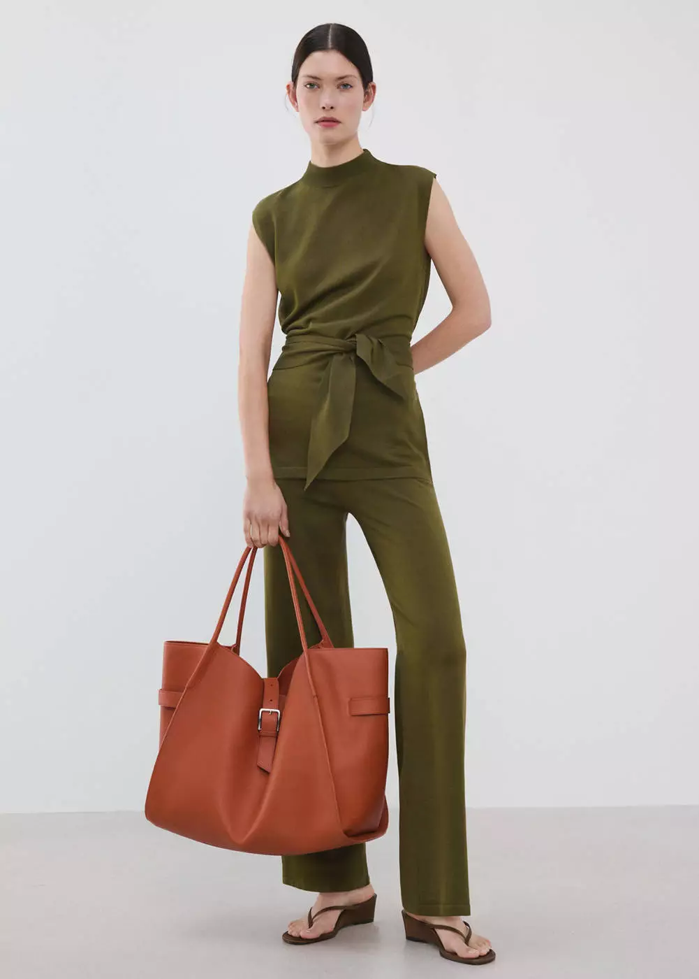 Rompi rajut dengan ikat pinggang