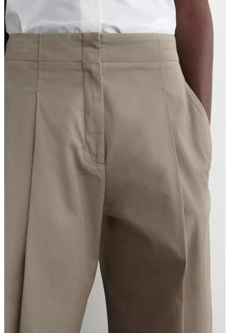PLEATED BARREL-LEG CHINOS